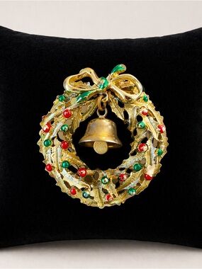 VINTAGE Christmas Wreath ARTICULATED BELL Gold Toned ENAMEL Holly Berries Pin